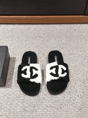 CC SLIPPERS IN BLACK MIX WHITE FLEECE