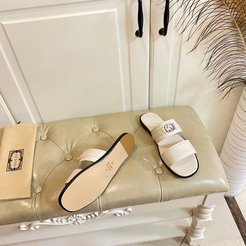 GG SANDAL WITH ROUND INTERLOCKING G IN WHITE CALFSKIN