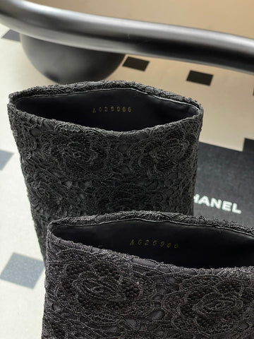 CC FLORAL BOOTS 60MM IN BLACK CALFSKIN WITH GOLD CHAIN
