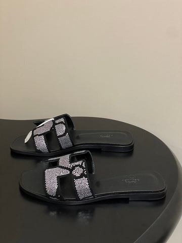 HM 25S ORAN SANDAL IN BLACK LAMBSKIN WITH WHITE STONE DETAILS