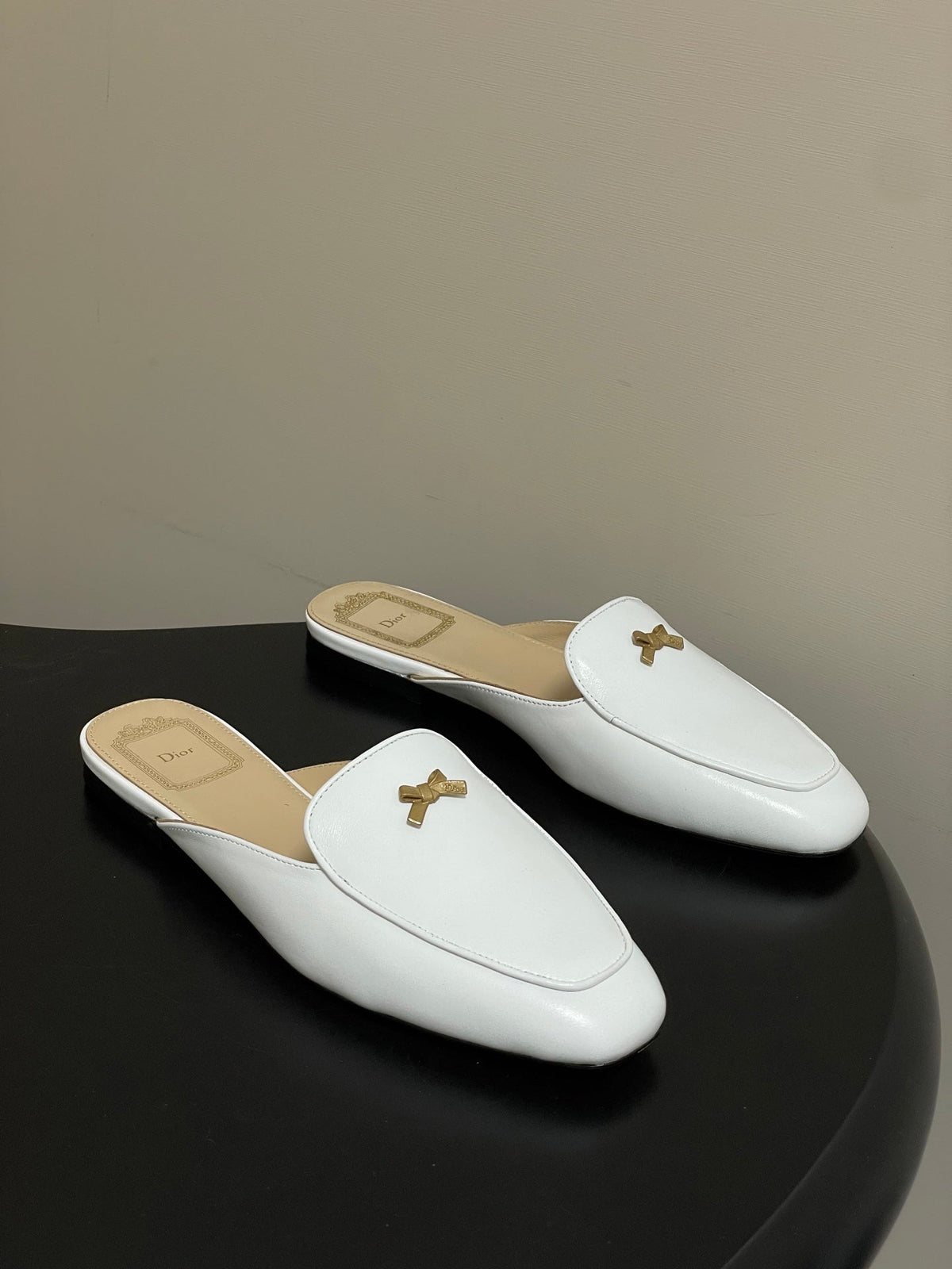 DIOR 26S MULES IN WHITE CALFSKIN WITH BOW