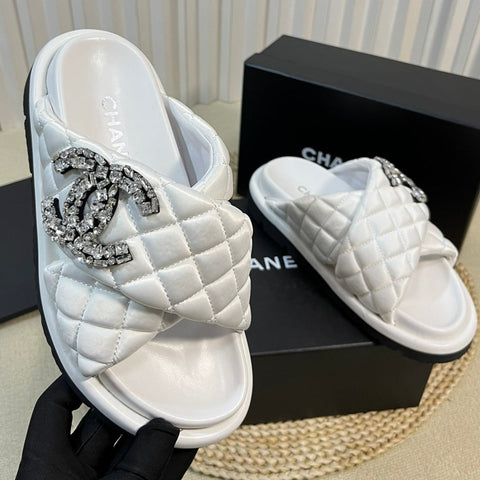 Women's slippers with two crossed straps sheepskins white