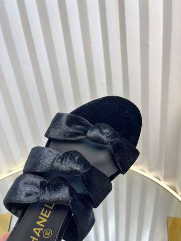 THREE STRAPS MULE IN BLACK VELVET