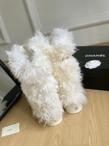 CC ANKLE HIGH BOOTS IN WHITE MIX BLACK WOOL FUR