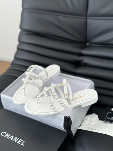 MULE SLIPPERS WITH PEARL CHAIN IN WHITE LAMBSKIN