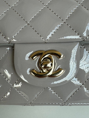 MINI FLAP BAG 20 IN LIGHT GRAY GLOSSY CALFSKIN GOLD HARDWARE