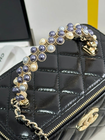 VANITY CASE 18 IN BLACK SHINY LAMBSKIN WITH PEARL HANDLE