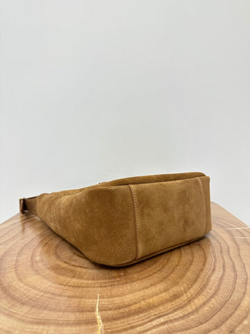 LE 5 À 7  SUPPLE SMALL 22 IN  CARAMEL BROWN SUEDE