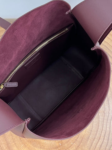 LE 5 À 7 LARGE SUPPLE 31 IN WINE RED GRAINED CALFSKIN