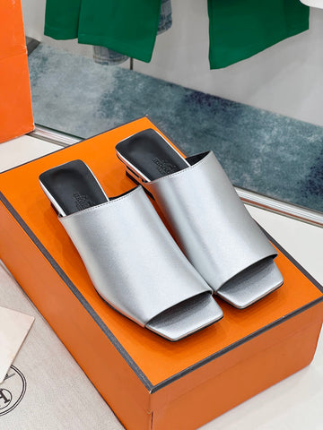 IDOLE SANDAL IN SILVER CALFSKIN