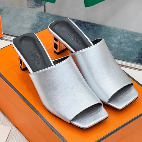 ICONIQUE 60 SANDAL IN SILVER CALFSKIN