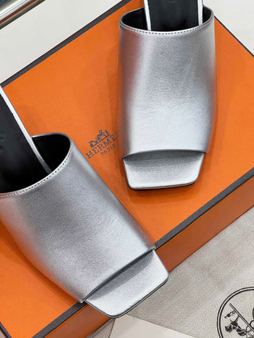 ICONIQUE 60 SANDAL IN SILVER CALFSKIN