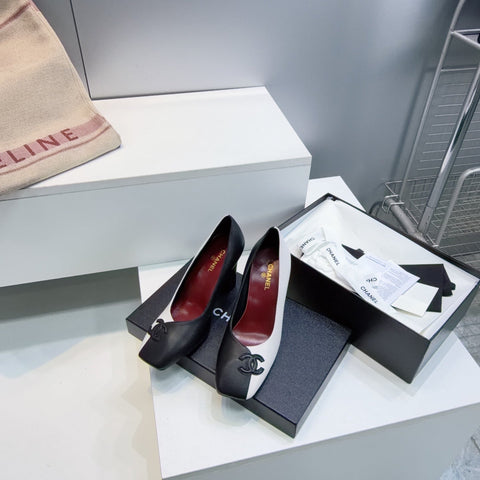 CHANEL 26S SQUARE-TOE HIGH HEELS 95 MM IN BLACK AND WHITE LAMBSKIN