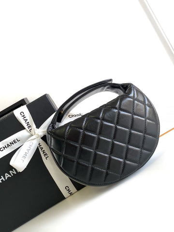 CC 16 MINI POUCH IN BLACK GRAINED CALFSKIN AND GOLD METAL