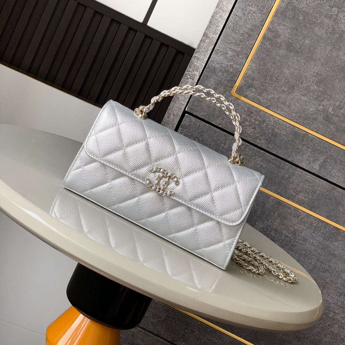 CHANEL 25S KELLY BAG 18 IN SILVER CAVIAR LEATHER WITH GOLD HARDWARE STYLE 2