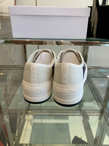 WALK'N PLATFORM SNEAKER IN WHITE AND BLACK EMBROIDERED COTTON