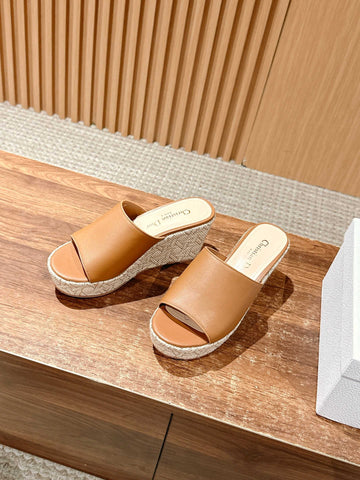 ATTITUDE WEDGE SLIDE 90MM IN BROWN CALFSKIN NATURAL BEIGE RAFFIA SOLE