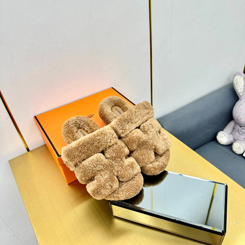 CHYPRE SANDAL IN PEANUT BROWN SHEARLING