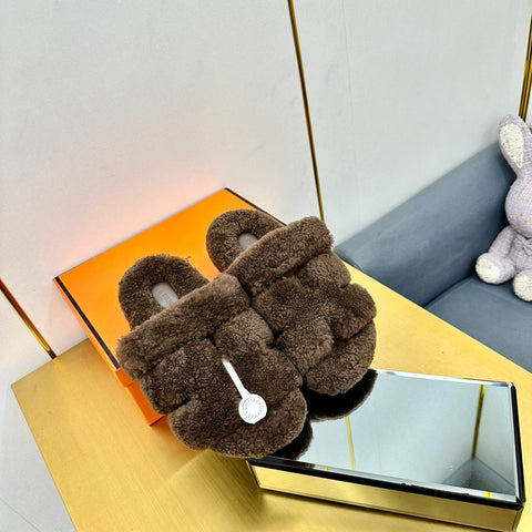 CHYPRE SANDAL IN WALNUT BROWN SHEARLING