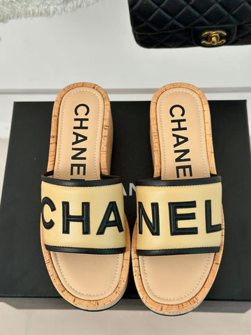 THICK SOLE LETTER SLIPPERS IN DARK CREAM SHEEPSKIN