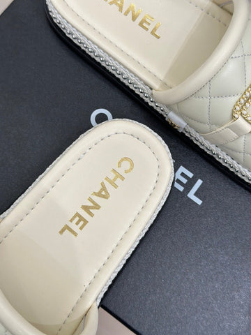 DIAMOND QUILTED CHAIN LAZY SLIPPERS IN WHITE LAMBSKIN