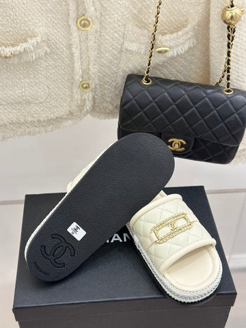 DIAMOND QUILTED CHAIN LAZY SLIPPERS IN WHITE LAMBSKIN