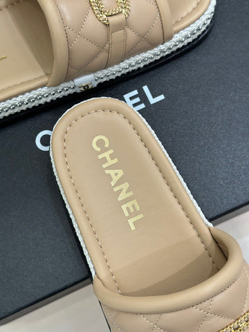 DIAMOND QUILTED CHAIN LAZY SLIPPERS IN BISQUE BEIGE LAMBSKIN