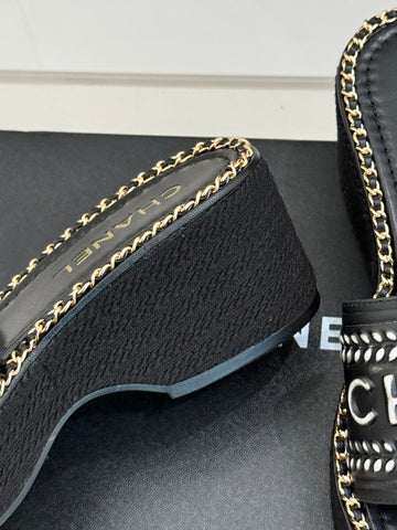 THICK SOLE WEDGE SLIPPERS IN BLACK MIX WHITE CALFSKIN