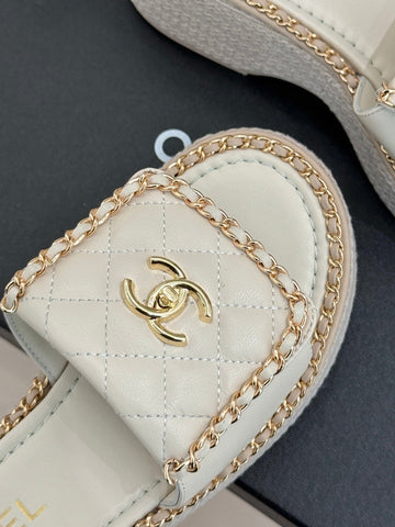 THICK-SOLED CHAIN HEART SLIPPER IN WHITE LAMBSKIN
