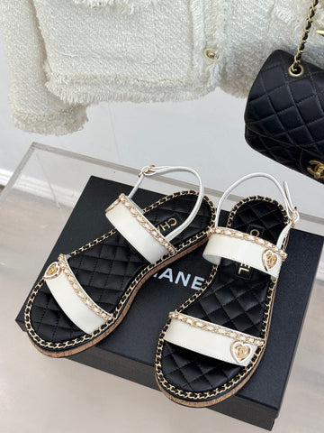 FLAT CHAIN HEART SANDAL IN WHITE LAMBSKIN
