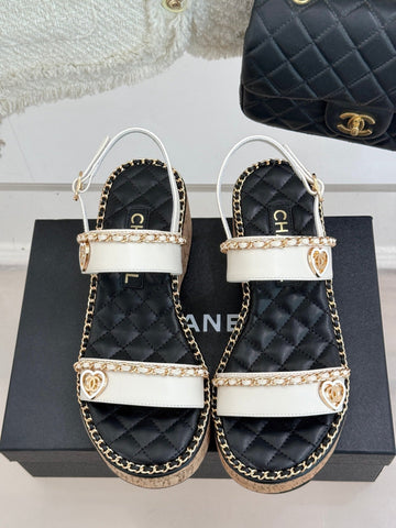 THICK-SOLED CHAIN HEART SANDAL IN WHITE LAMBSKIN
