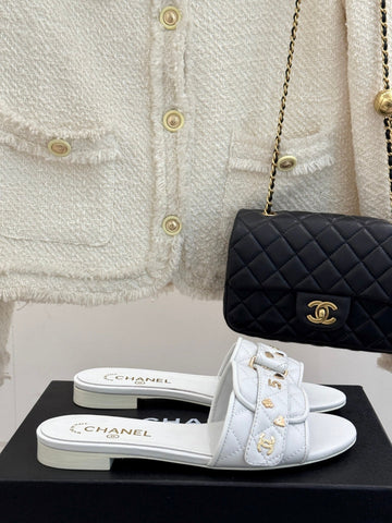 CC SLIDE SANDALS IN WHITE CALFSKIN GOLD CHARM