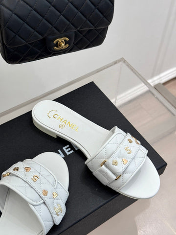 CC SLIDE SANDALS IN WHITE CALFSKIN GOLD CHARM