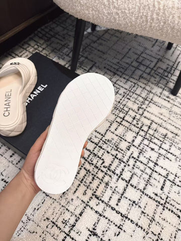 THICK-SOLED THONG SLIPPERS IN WHITE CALFSKIN