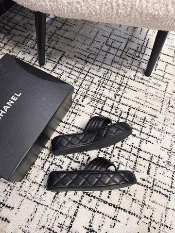 THICK-SOLED THONG SLIPPERS IN BLACK CALFSKIN