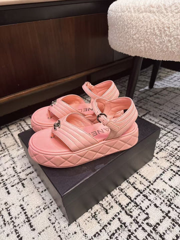 THICK-SOLED THONG SANDAL IN BRIGHT PINK LAMBSKIN