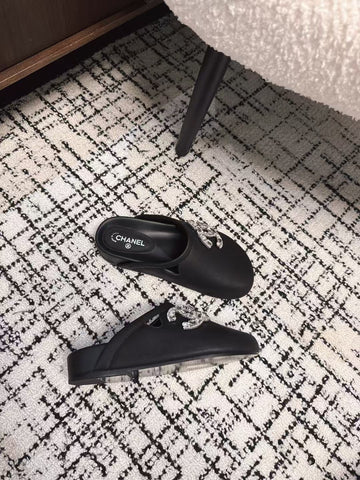 FLAT MULES IN BLACK CALFSKIN