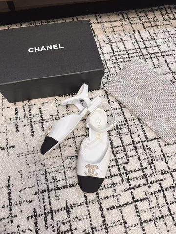 FLAT SLINGBACKS IN WHITE CALFSKIN AND BLACK FABRIC