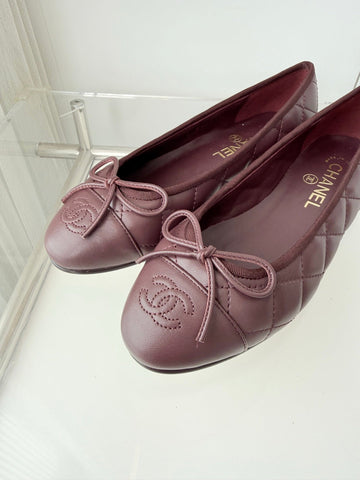 CHANEL 26S BALLET FLATS IN BURGUNDY RED QUILTED CALFSKIN WITH BOW