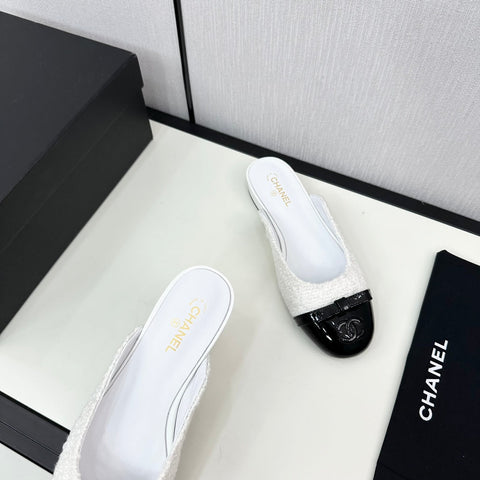 BOW MULE IN WHITE FUR AND BLACK CALFSKIN