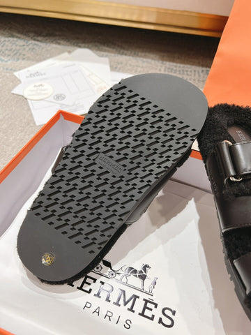 CHYPRE SANDAL IN BLACK SHEARLING AND CALFSKIN
