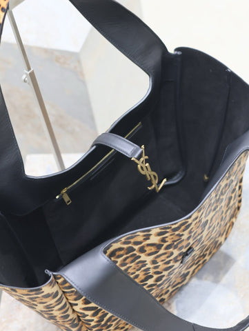 LE 5 À 7 BEA TOTE BAG 50 IN LEOPARD PRINT LEATHER GOLD LOGO