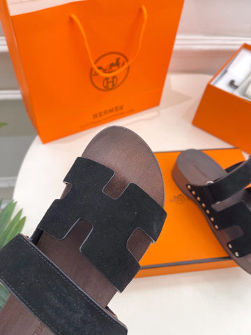 KOS CLOG IN BLACK SUEDE