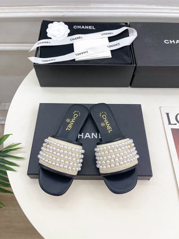 FLAT SLIDE IN BLACK CALFSKIN WITH PEARLS