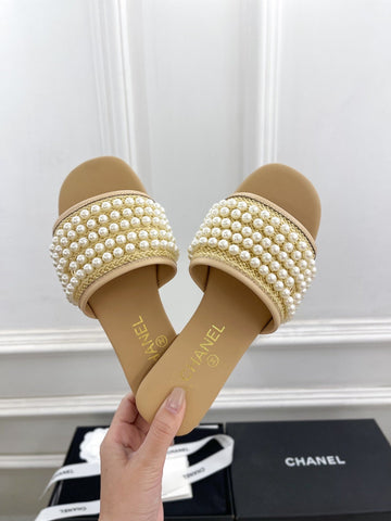 FLAT SLIDE IN FLAX YELLOW CALFSKIN WITH PEARLS