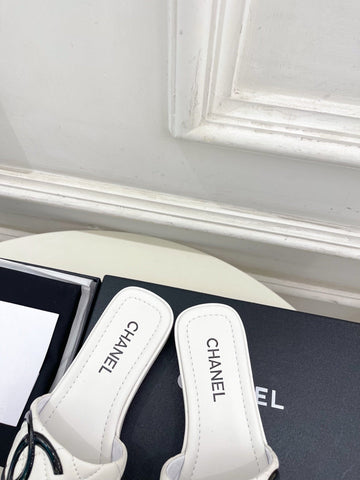 CHANEL 26S FLAT SLIDES IN WHITE LAMBSKIN WITH BLACK CC LOGO