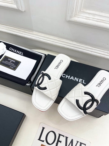 CHANEL 26S FLAT SLIDES IN WHITE LAMBSKIN WITH BLACK CC LOGO