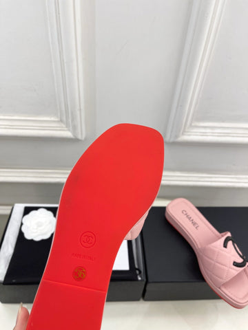 CHANEL 26S FLAT SLIDES IN LIGHT PINK LAMBSKIN WITH BLACK CC LOGO
