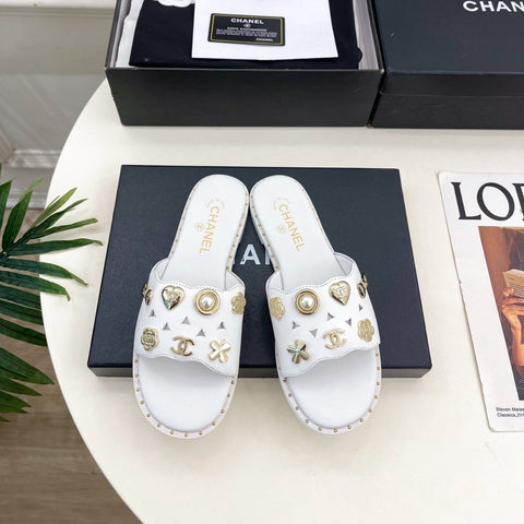 CHANEL 26S FLAT SANDALS IN WHITE LAMBSKIN CHARM-DECORATED