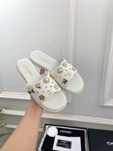 CHANEL 26S FLAT SANDALS IN WHITE LAMBSKIN CHARM-DECORATED